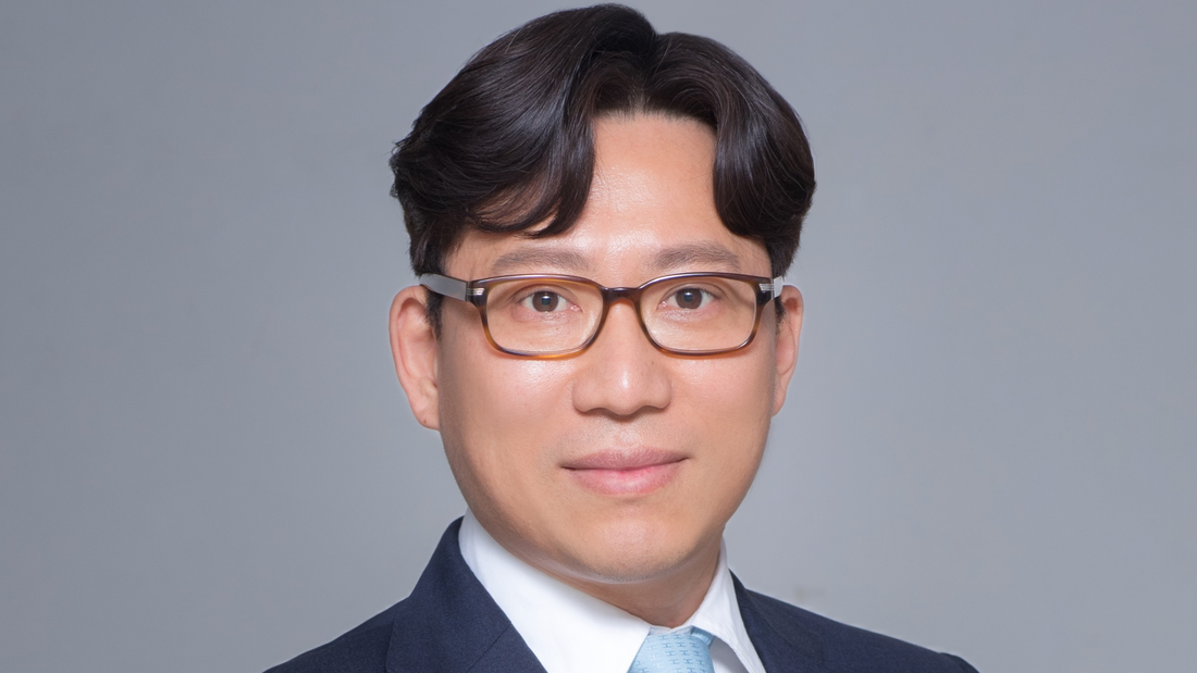 BK Lee, neuer Geschäftsführer von KGM Deutschland, im Porträt mit Anzug und Krawatte