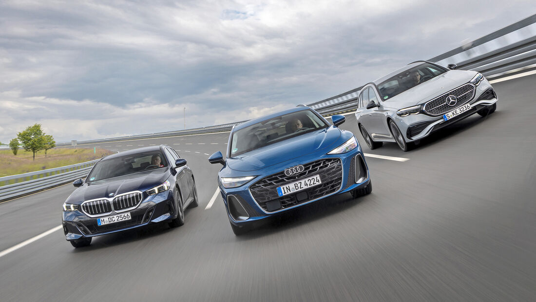 BMW 540d xDrive, Audi A6 Avant TDI und Mercedes E450 d fahren nebeneinander auf einer Teststrecke.
