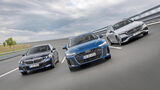 BMW 540d xDrive, Audi A6 Avant TDI und Mercedes E450 d fahren nebeneinander auf einer Teststrecke.