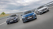 BMW 540d xDrive, Audi A6 Avant TDI und Mercedes E450 d fahren nebeneinander auf einer Teststrecke.