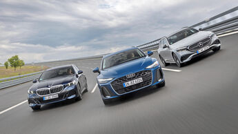BMW 540d xDrive, Audi A6 Avant TDI und Mercedes E450 d fahren nebeneinander auf einer Teststrecke.