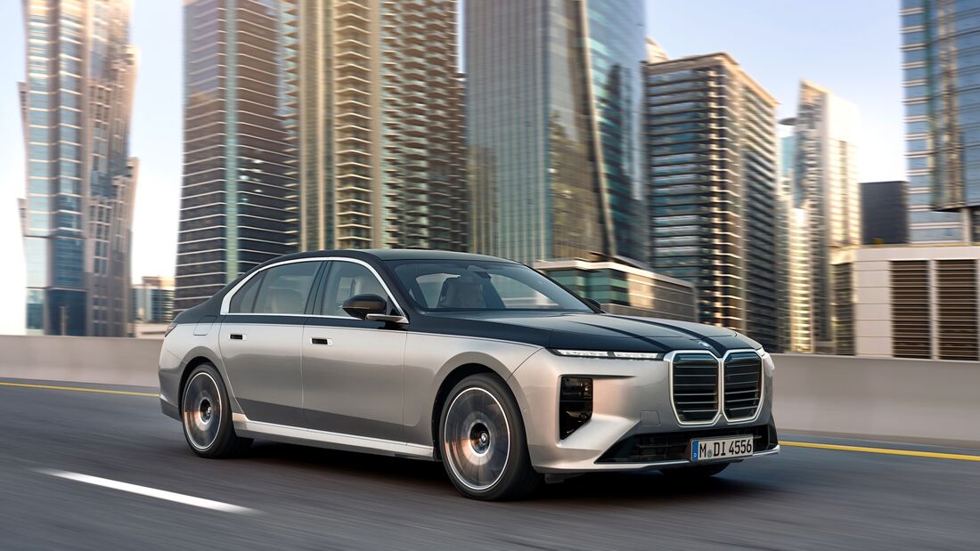 BMW 7er Facelift Limousine fährt auf mehrspuriger Straße in moderner Stadtumgebung