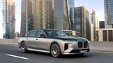 BMW 7er Facelift Limousine fährt auf mehrspuriger Straße in moderner Stadtumgebung