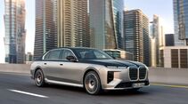 BMW 7er Facelift Limousine fährt auf mehrspuriger Straße in moderner Stadtumgebung