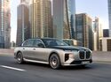 BMW 7er Facelift Limousine fährt auf mehrspuriger Straße in moderner Stadtumgebung