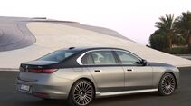 BMW 7er Facelift Limousine in Seitenansicht mit sichtbarem Heck und Rückleuchten