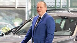 BMW-Flottenchef Wolfgang Schulz über E-Mobilität, steuerliche Vorteile, die Neue Klasse und Lieferzeiten.