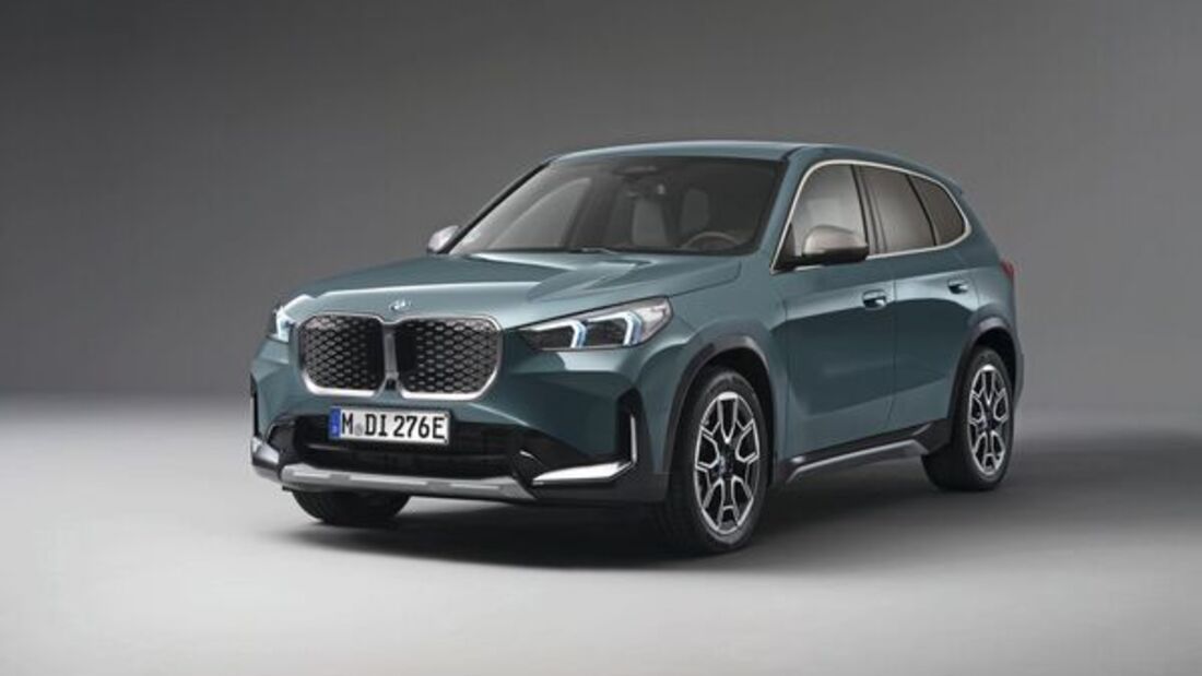 BMW X1 in Blaugrün, Frontansicht schräg von vorn im Studiohintergrund.