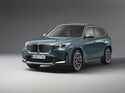 BMW X1 in Blaugrün, Frontansicht schräg von vorn im Studiohintergrund.
