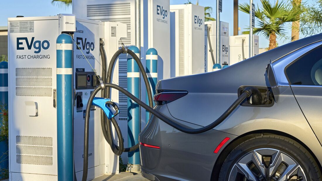 BMW i7 2023, E-Auto, laden, Ladesäule