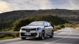 BMW iX3 (Modelljahr 2025) fährt auf Landstraße, Serienbereifung von Nexen als Erstausrüstung.