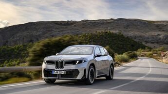 BMW iX3 (Modelljahr 2025) fährt auf Landstraße, Serienbereifung von Nexen als Erstausrüstung.