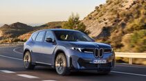 BMW iX3 als blaues Elektro-SUV auf Bergstraße, schräg von vorn aufgenommen.