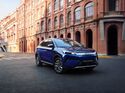 BYD Atto 3 Evo fährt durch eine Stadt mit historischer Architektur