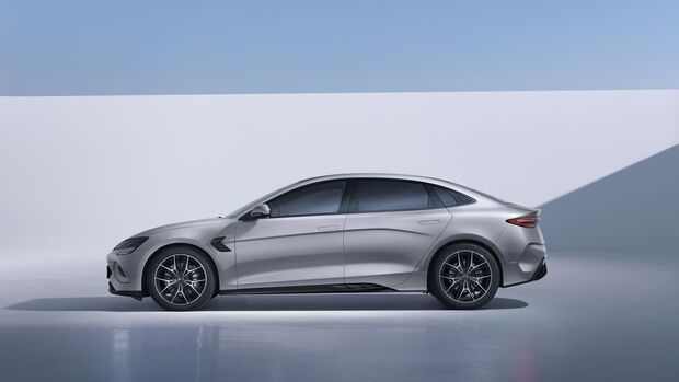 BYD Seal 2026 in Seitenansicht, viertürige elektrische Mittelklasse-Limousine.