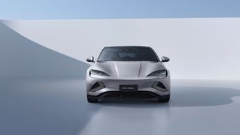 BYD Seal Modelljahr 2026, Frontansicht der elektrischen Mittelklasse-Limousine im Studio.