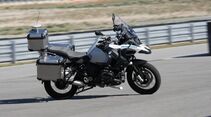 Bei BMW dreht auf dem Außengelände ein autonom fahrendes Motorrad seine Runden.