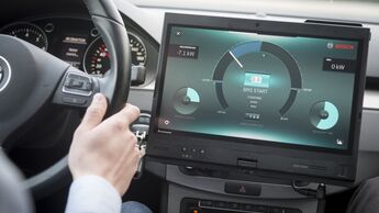 Beim Segeln meldet sich der Verbrennungsmotor reibungslos ab und schaltet sich ohne jedes Rucken wieder zu, wenn der Fahrer auf das Kupplung- oder Gaspedal tritt.