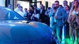 Besucher im Denza-Store Hamburg stehen vor einem ausgestellten Denza Z9GT der BYD-Premiummarke.
