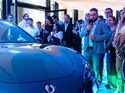 Besucher im Denza-Store Hamburg stehen vor einem ausgestellten Denza Z9GT der BYD-Premiummarke.