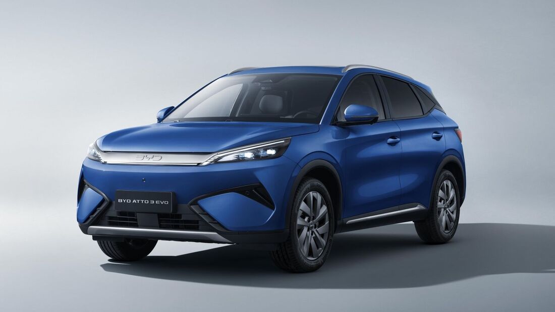 Blauer BYD Atto 3 EVO als Elektro-SUV in einer Studioaufnahme mit Front- und Seitenansicht.