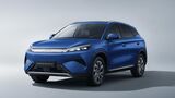 Blauer BYD Atto 3 EVO als Elektro-SUV in einer Studioaufnahme mit Front- und Seitenansicht.