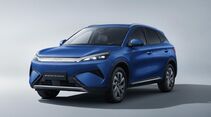 Blauer BYD Atto 3 EVO als Elektro-SUV in einer Studioaufnahme mit Front- und Seitenansicht.