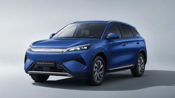 Blauer BYD Atto 3 EVO als Elektro-SUV in einer Studioaufnahme mit Front- und Seitenansicht.