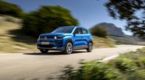 Blauer Citroën ë-C3 fährt auf einer Landstraße mit Bewegungsunschärfe