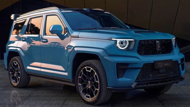Blauer GWM Tank 700 Hi4-Z SUV vor modernem Gebäude