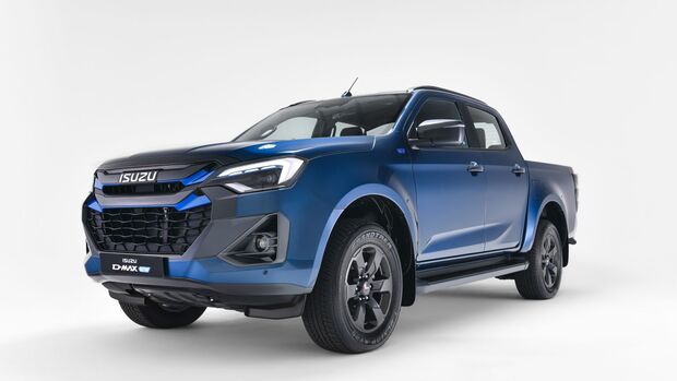Blauer Isuzu D-Max EV Elektro-Pick-up in Studioaufnahme mit neutralem Hintergrund.