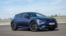 Blauer Kia EV6 GT in Front-Schrägansicht auf einer Teststrecke mit schwarzer Leichtmetallfelge und sportlichem Design.

3. Bildunterschrift