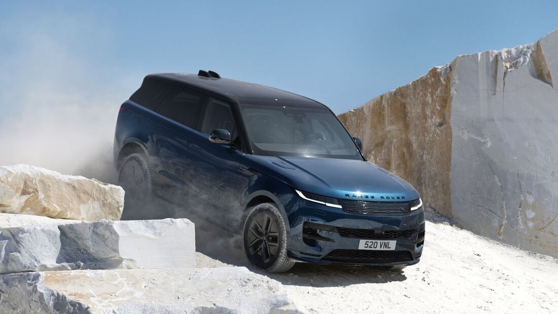 Blauer Range Rover Sport Electric fährt zwischen weißen Marmorblöcken durch einen Steinbruch.