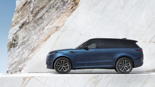 Blauer Range Rover Sport Electric im Seitenprofil vor einer großflächigen weißen Marmorwand.