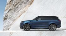 Blauer Range Rover Sport Electric im Seitenprofil vor einer großflächigen weißen Marmorwand.