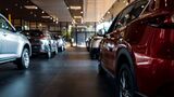 Blick durch einen Pkw-Showroom mit mehreren ausgestellten Fahrzeugen in einem Autohaus in Deutschland.