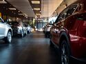 Blick durch einen Pkw-Showroom mit mehreren ausgestellten Fahrzeugen in einem Autohaus in Deutschland.
