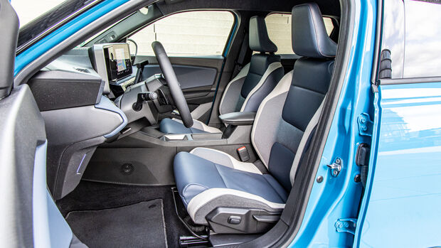 Blick in den Innenraum des Nissan Micra mit Vordersitzen, Cockpit und Zentraldisplay.