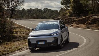 Blick in den Kofferraum des Leapmotor B10 mit umgelegter Rückbank und Laderaumabdeckung