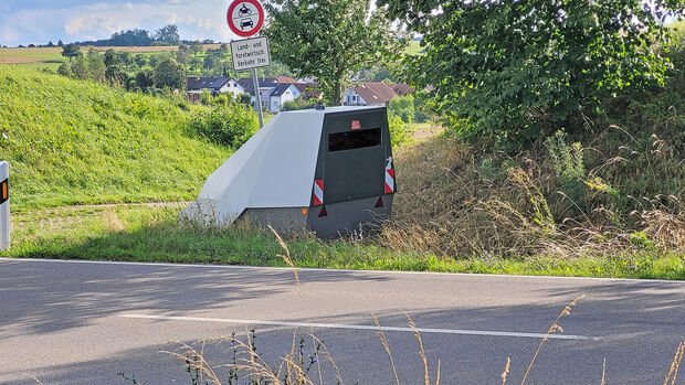 Blitzeranhänger, mobiler Blitzer, Radarfalle, Ortsumfahrung, Tempo 70, Autobahnkanzlei FF 12/2023