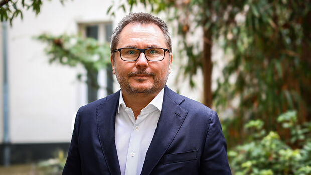 Boris Polenske, Gründer und Vorstand der 123fahrschule SE, vor begrüntem Hintergrund.