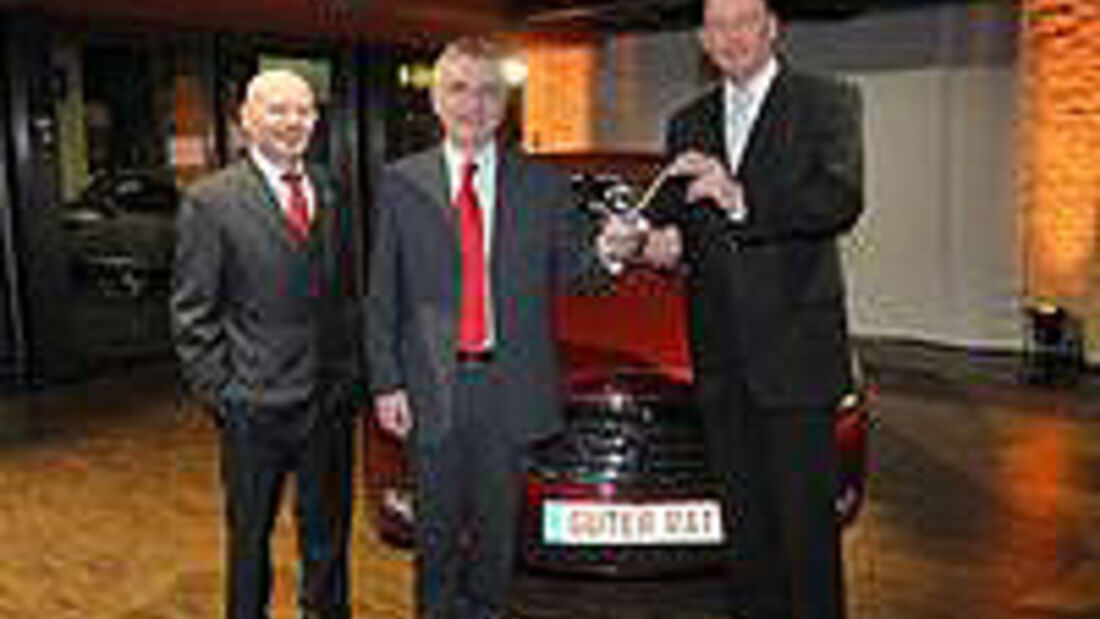 Bundesverkehrsminister Wolfgang Tiefensee (rechts) und Werner Zedler, Chefredakteur des Magazins "Guter Rat" (links) gratulieren Opel-Chef Hans Demant zum begehrten Leserpreis "Auto der Vernunft" für den neuen Opel Insignia 