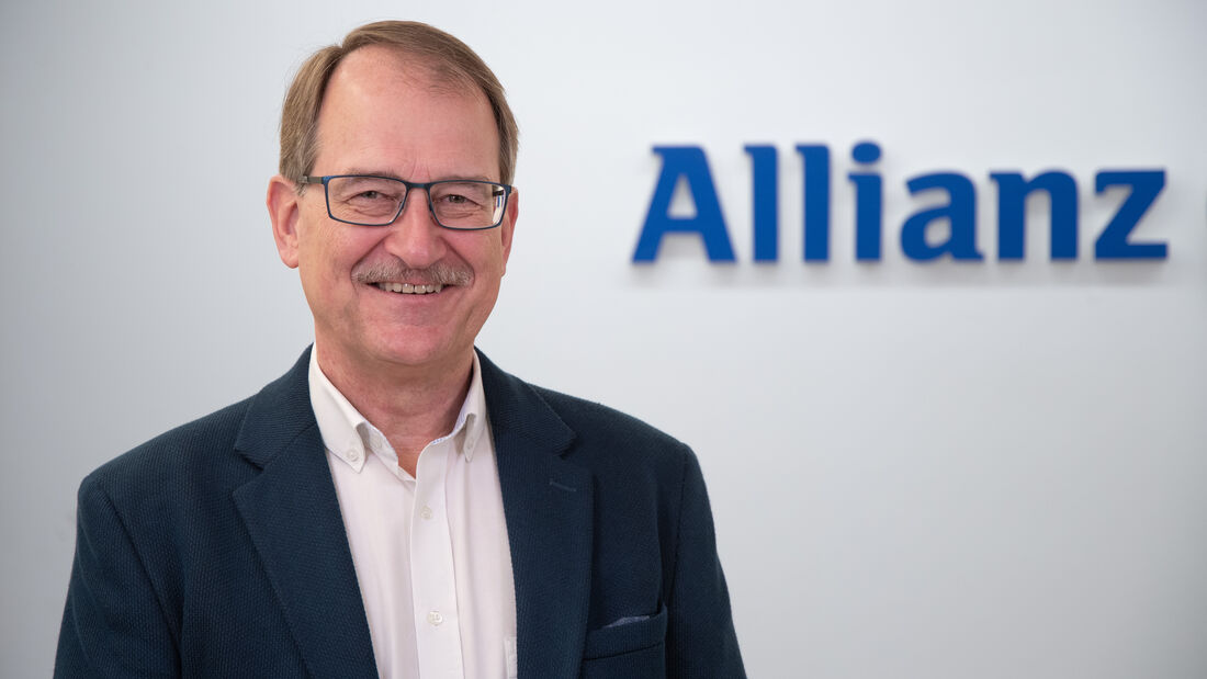 Carsten Reinkemeyer vom Allianz Zentrum für Technik spricht über Reparaturkosten und Batterieschäden bei Elektroautos.