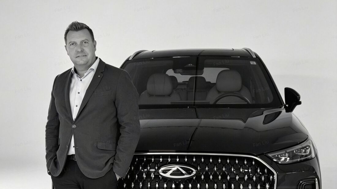 Chayne Brand, neuer Head of Brand Marketing & Communication bei Chery Auto Deutschland, vor einem schwarzen Chery-SUV