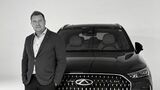 Chayne Brand, neuer Head of Brand Marketing & Communication bei Chery Auto Deutschland, vor einem schwarzen Chery-SUV