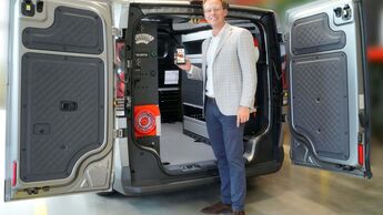 Christian Würth zeigt die smarte und vernetzte Fahrzeugeinrichtung von Würth in einem Transporter.