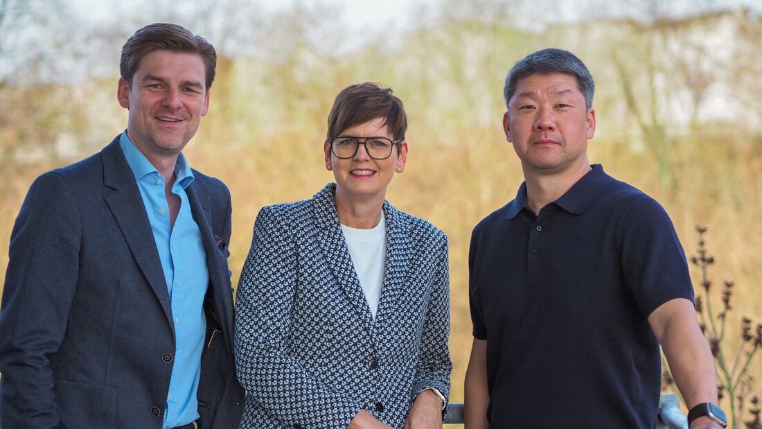 Christoph Genahl, Manuela Hotop und Alex Chung-Uh Han von Kazenmaier Leasing stehen nebeneinander.