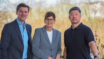 Christoph Genahl, Manuela Hotop und Alex Chung-Uh Han von Kazenmaier Leasing stehen nebeneinander.