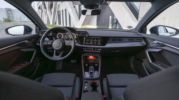 Cockpit Audi A3 Sportback mit Lenkrad, Display und Mittelkonsole
