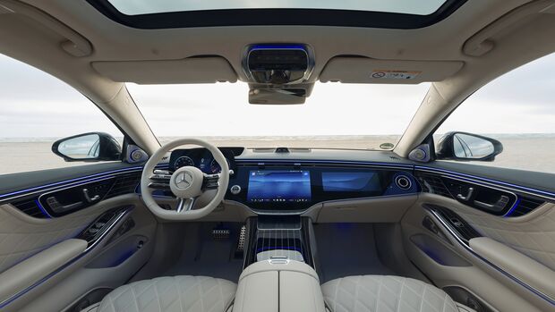 Cockpit der Mercedes-Benz S-Klasse mit großem Zentraldisplay und Ambientebeleuchtung